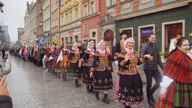 Polonez dla Fredry 2025 we Wrocławiu. Maturzyści zatańczyli na Rynku [ZDJĘCIA]