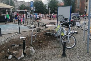 Wrocław: Groza pod Halą Targową! Auto staranowało rowery! Kierowca był pod wpływem? [ZDJĘCIA]