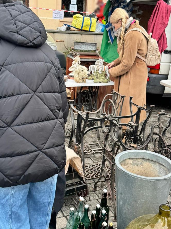 Wcisło buszuje na pchlim targu.