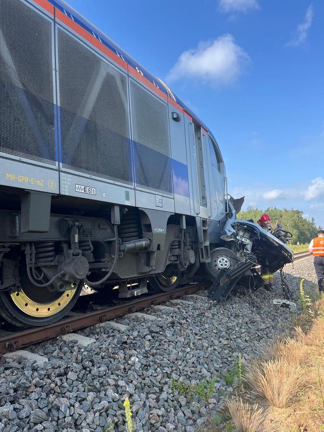 Tragedia na torach. Bus zderzył się z pociągiem. Kierowca nie żyje