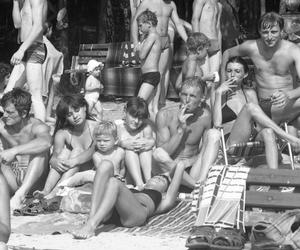 Fotografie z dnia 8 sierpnia 1988 r. wykonane przez Wojciecha Krenza z Kalisza prezentujące wczasowiczów odpoczywających na plaży w Gołuchowie.