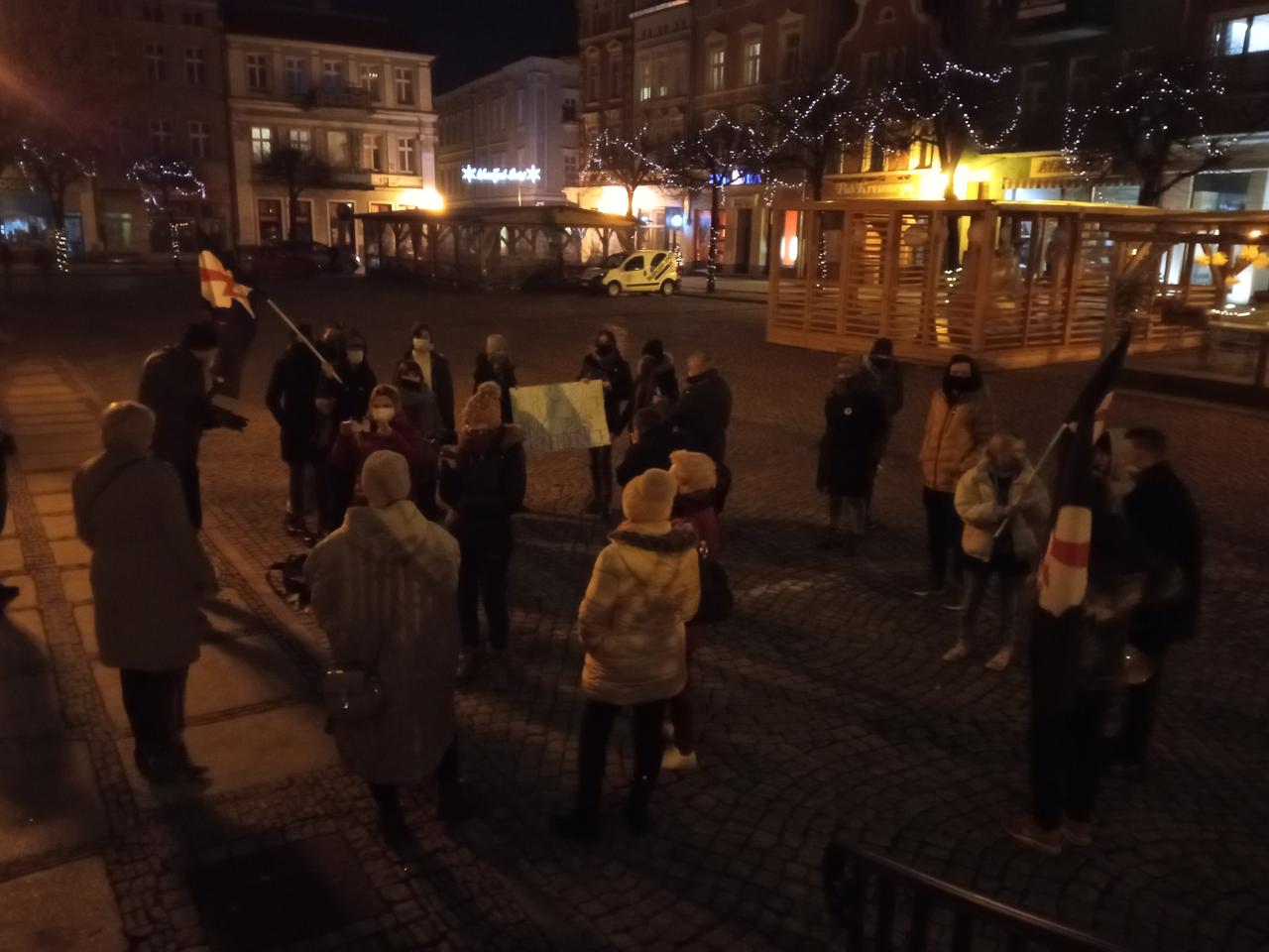 Strajk Kobiet wrócił na leszczyński rynek. W środę (28.01) wieczorem odbył się tam pierwszy protest w tym roku. Wgląda na to, że nie ostatni [ZDJĘCIA]