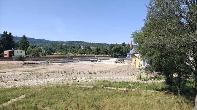 Stronie Śląskie niemal rok po powodzi. Jak wygląda dziś miejsce, gdzie pękła tama? 