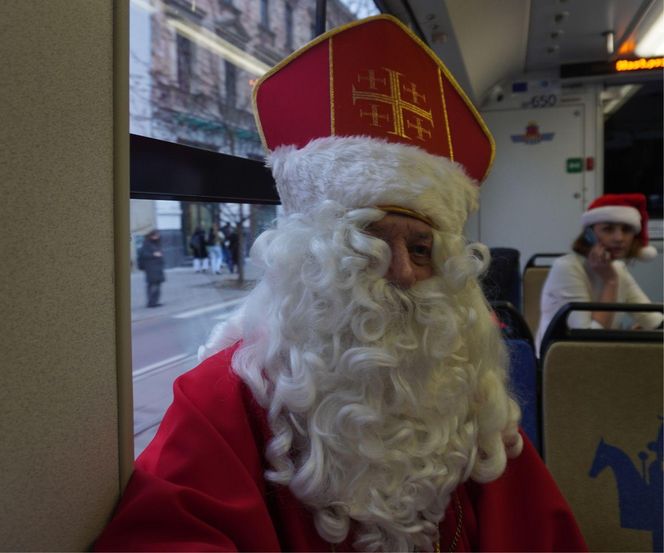 Mikołajkowy tramwaj przejechał przez Kraków