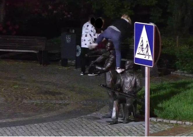 Nocne imprezowanie w Rybniku. Pijana młodzież wspinała się na pomnik, zrywała tulipany i... sikała na budynki [ZDJĘCIA]