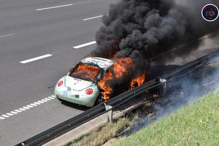 Miętowy garbus stanął w ogniu na S8. Piękne auto spłonęło
