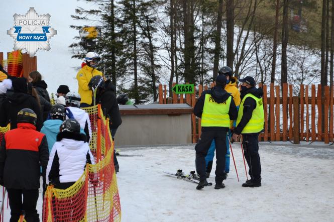 policjanci kontroluja stoki narciarskie na Sądecczyźnie