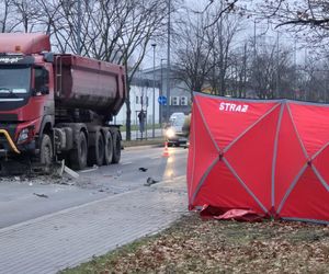 Józefosław. Osobówką wjechali pod tira. Tragiczna wiadomość	