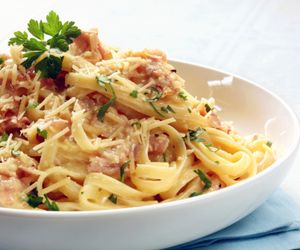 Jak zrobić spaghetti carbonara? Przepis z boczkiem i śmietaną