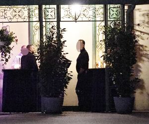 Anna Lewandowska w nocy pali elektryczne papierosy