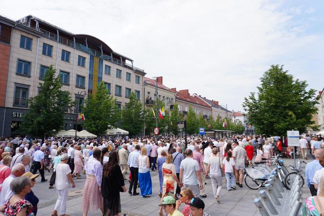 Boże Ciało 2024. Tłumy wiernych przeszły w procesji ulicami Białegostoku