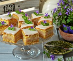 Lukrowana szarlotka, która podbije serca miłośników jabłkowych wypieków. Klasyczny smak z nutą finezji