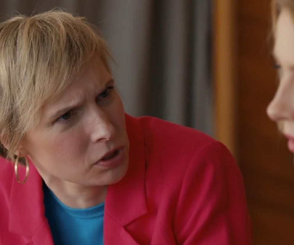 Aktorka Weronika Nockowska jako Sonia z serialu „Barwy szczęścia w różowej marynarce i błękitnym topie patrzy z gniewem na Dominikę, graną przez Karolinę Chapko. To kadr z 3250. odcinka, dostępnego na Super Seriale.