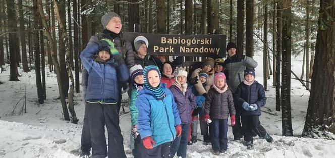 Spłonął autobus 15-osobowej rodziny zastępczej z Zabrza. Jest szczęśliwy finał