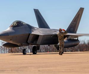 F-22 Raptor z wizytą w strategicznych bazach nad Morzem Południowochińskim. W czasie napięć w regionie 