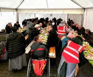 Poznań: ponad 1300 osób na śniadaniu wielkanocnym