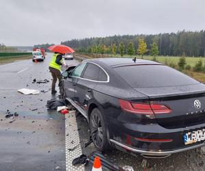 Poważny wypadek na S5 koło Leszna. Samochód uderzył w małzeństwo