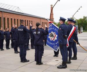 Dolnośląska policja przyjęła aż 37 nowych funkcjonariuszy. Zobacz zdjęcia i nagranie ze ślubowania