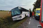 Autobus z pasażerami wylądował w rowie! Koszmarne skutki zderzenia z osobówką [ZDJĘCIA]