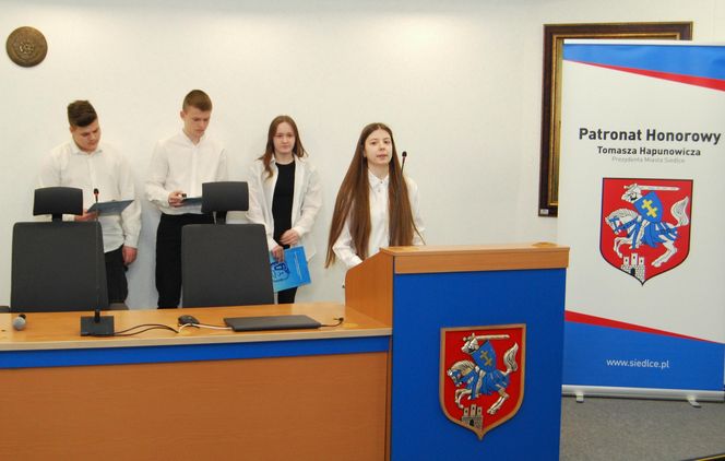 Młodzież z siedleckiej "Szóstki" debatowała w magistracie z przedstawicielami innych siedleckich szkół