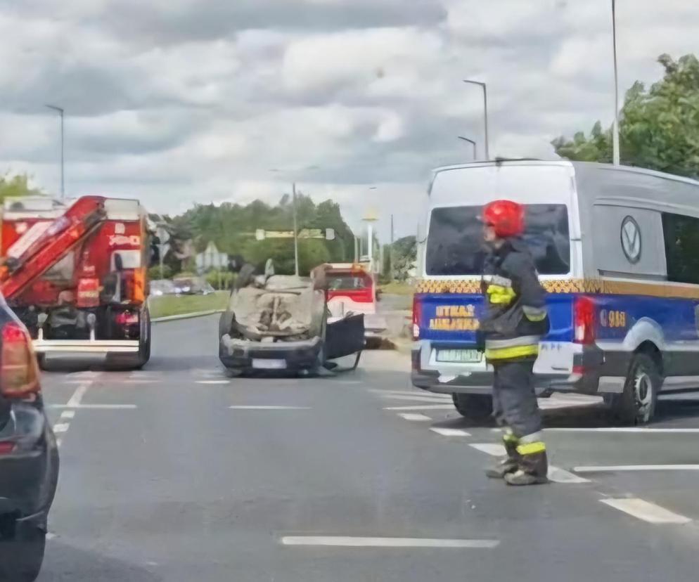 Poważny wypadek w Toruniu. Samochód wylądował na dachu