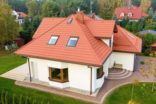 Jakie jest wymagany kąt nachylenia dachu, aby ułożyć na nim dachówkę ceramiczną?