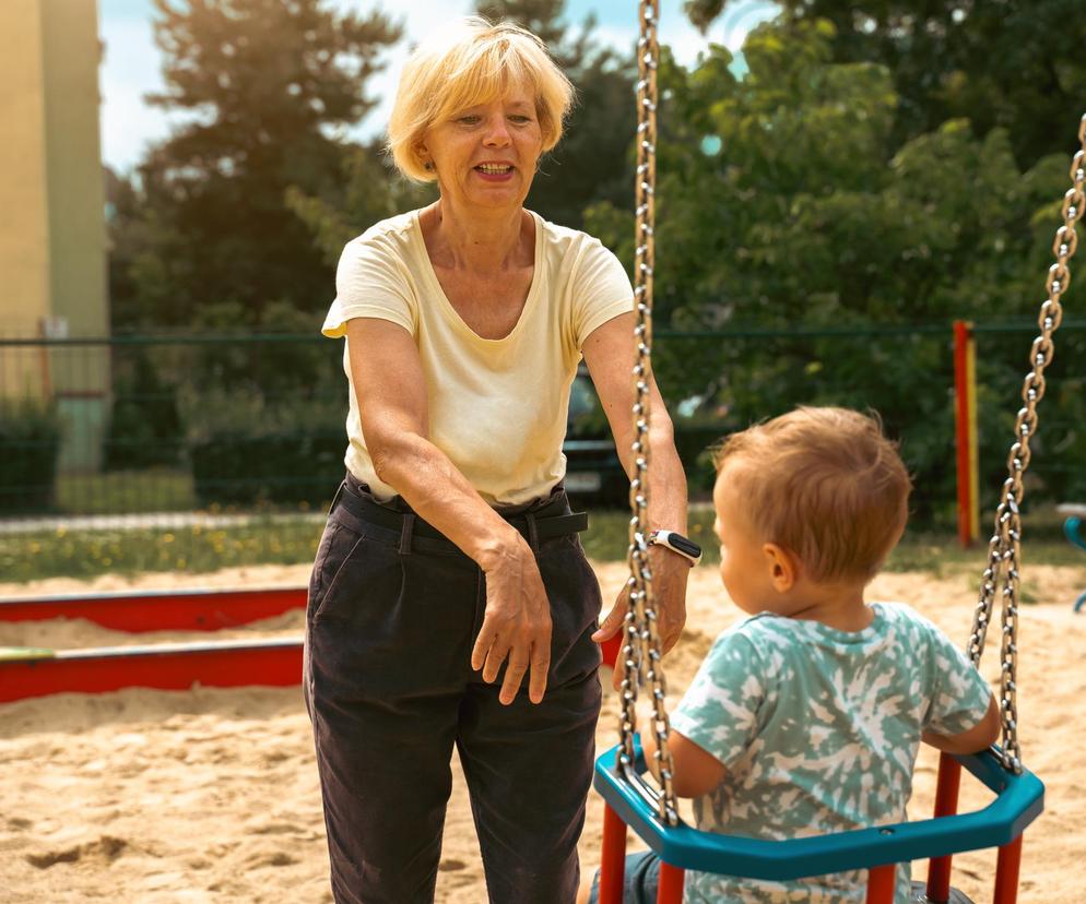 Których dziadków wolą dzieci? Naukowcy sprawdzili czy bliżsi są ci od mamy