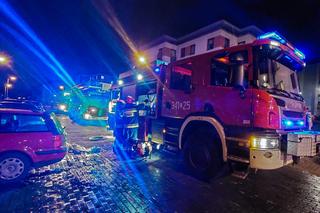 Pożar bloku w Toruniu. Siedem zastępów straży pożarnej w akcji