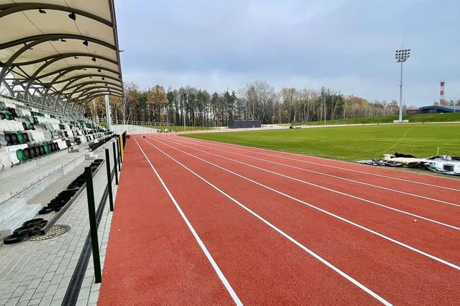 Ostatnie dni remontu stadionu w Starachowicach. Na bieżni pojwiły się tory