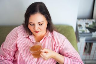 Wypij rano i zapomnij o boczkach. Naturalny sposób na płaski brzuch