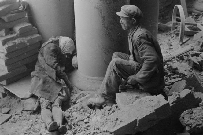Przejmująca fotografia Eugeniusza Lokajskiego - starsi ludzie w ruinach