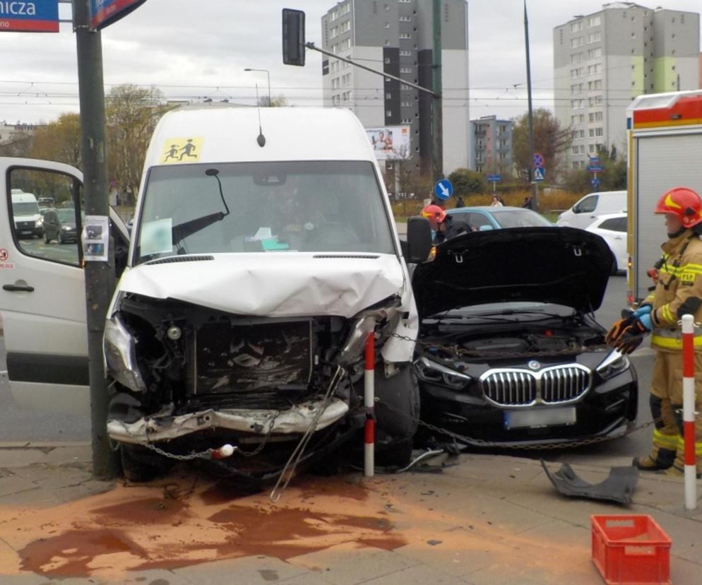 Wypadek busa szkolnego i bmw! Dramatyczne sceny na skrzyżowaniu w Warszawie 
