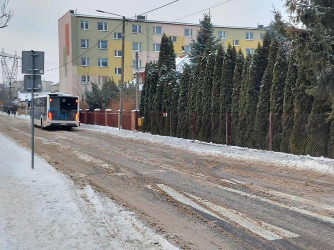 Kraksa na rondzie przy SP nr 11 w Starachowicach