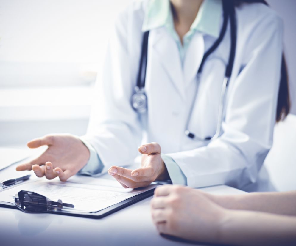 Atakuje nawet dwudziestolatków. Czym jest zespół SAPHO? 