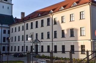 Tu mieszka ksiądz Tadeusz Rydzyk. Tuż za ścianą jego klasztornej celi jest kościół