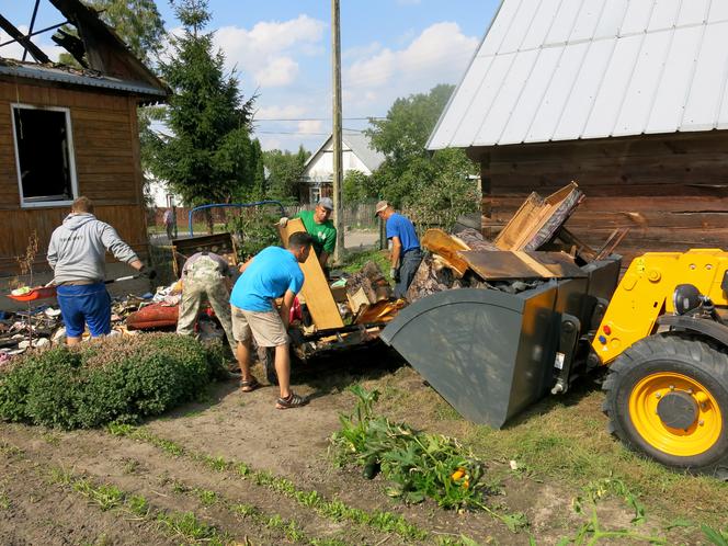W uprzątnięciu pogorzeliska pomagają sąsiedzi państwa Baranowskich.