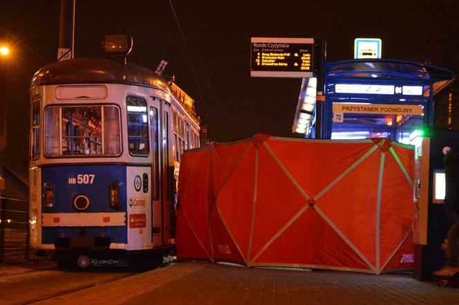 MAKABRYCZNE zdarzenie na Czyżynach! PIJANY pieszy wpadł pod tramwaj! 