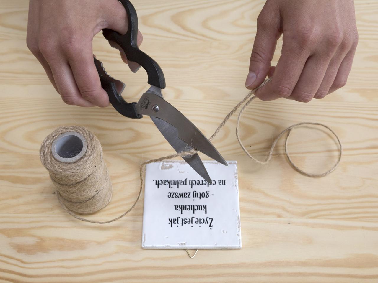 Ceramiczna tabliczka z sentencją – wykonaj taką własnoręcznie! DIY krok po kroku