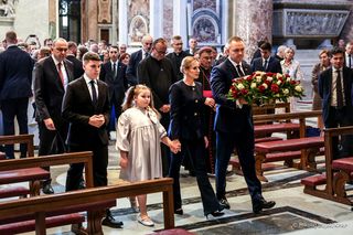 Nawroccy przy grobie papieża Polaka