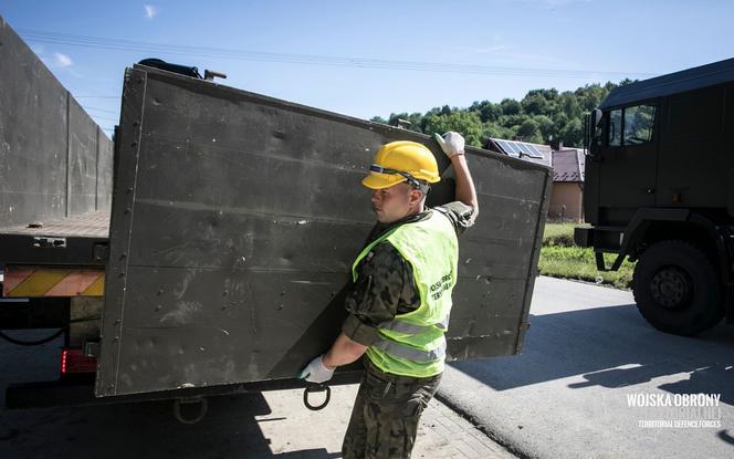 Powódź Podkarpackie. Żołnierze przywieźli kontenery mieszkalne dla rodziny z Trzcinicy [ZDJĘCIA]