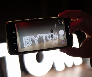 Bytomski neon wrócił do życia. To on witał podróżnych na bytomskim dworcu PKP