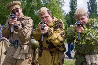 Nastał czas pikników zwanych militarnymi. Rekonstruktorzy uczą historii