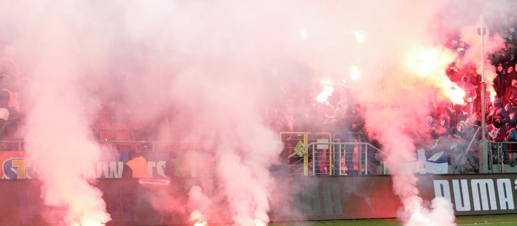 Derby Krakowa: Kibole ostrzelali sektor gości. Cały stadion w dymie [ZDJĘCIA, WIDEO, AUDIO]