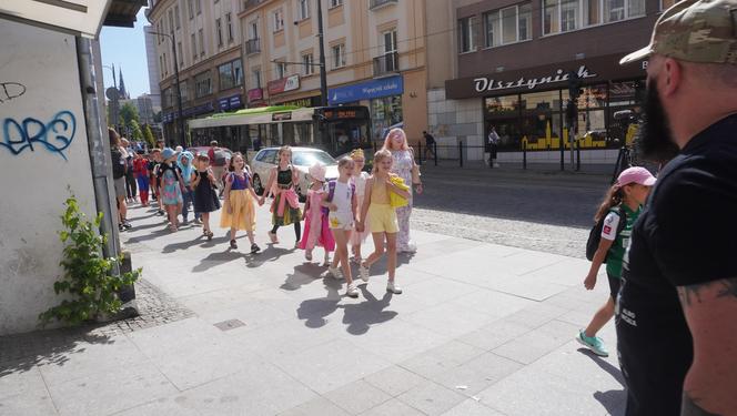  Dni Bajki 2024. W centrum Olsztyna zrobiło się bajkowo. Dzieci przejęły władzę nad miastem [ZDJĘCIA]