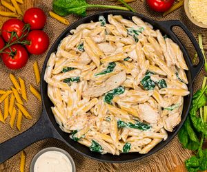 Przepis na makaron z kurczakiem - jednogarnkowy obiad dla całej rodziny