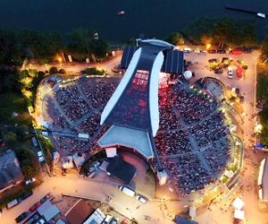 Mazurska Noc Kabaretowa 2024. Na deskach amfiteatru wystąpią wspaniali artyści