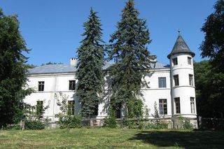 Ten tajemniczy pałac w województwie kujawsko-pomorskim jest na sprzedaż. To blisko Bydgsozczy 