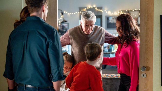 	M jak miłość odc. 1853. Marcin (Mikołaj Roznerski), Kama (Michalina Sosna), Szymek (Staś Szczypiński), Maja (Laura Jankowska), Aleksandra (Małgorzata Pieczyńska), Erwin (Andrzej Dopierała)