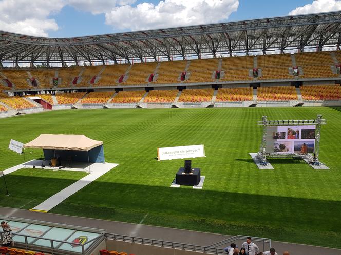 Kongres Świadków Jehowy w Białymstoku. Na stadionie miejskim tysiące uczestników [ZDJĘCIA]