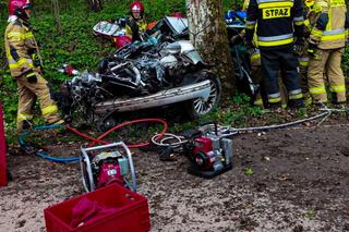 BMW roztrzaskało się na drzewie. 22-latka nie żyje